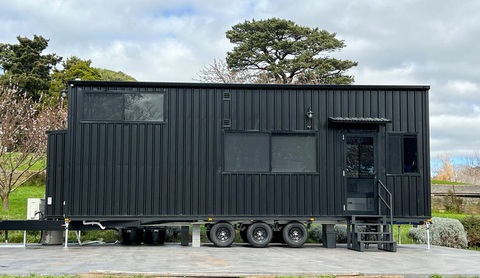 The Outlander: Nhà di động dạng thùng container có bánh xe, nội thất như khách sạn- Ảnh 7. Để tối ưu hóa diện tích sử dụng, The Outlander được kéo dài chiều dài lên đến 9 mét. Nhờ đó, căn nhà có đủ không gian cho một phòng khách sang trọng, nhà bếp hiện đại với không gian mở, phòng ngủ gác xép rộng rãi với giường cỡ siêu lớn và phòng tắm tiện nghi với bồn tắm và cabin tắm đứng riêng biệt - Ảnh: AutoEvolution