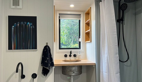 The Outlander: Nhà di động dạng thùng container có bánh xe, nội thất như khách sạn- Ảnh 6. Không chỉ dừng lại ở đó, The Outlander còn gây ấn tượng mạnh mẽ bởi nội thất gỗ tối giản được làm thủ công tinh xảo, bao gồm bàn trang điểm và hệ thống kệ âm tường thông minh giúp tiết kiệm không gian - Ảnh: AutoEvolution