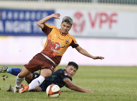 Đội bóng của bầu Đức và ông Nguyễn Đức Thụy rơi vào vòng xoáy play-off- Ảnh 1. Thanh Bình trong tình huống bị Ngọc Tín phạm lỗi dẫn đến thẻ đỏ cho CLB Bình Định - Ảnh: MINH ANH