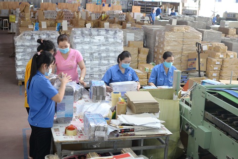 Tăng năng suất lao động: Bắt đầu từ chuyện đi trễ về sớm- Ảnh 1. Công nhân làm việc tại một nhà máy ở KCN Tân Tạo, TP.HCM - Ảnh minh họa: T.T.D.