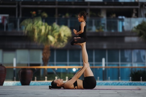 Con gái Trà Ngọc Hằng đáng yêu bên thảm tập yoga cùng mẹ- Ảnh 7. Trà Ngọc Hằng bắt đầu tập yoga từ năm 2015, có giai đoạn tạm dừng vì bận đóng phim, đến năm 2017 tập lại. Những tháng đầu thai kỳ, cô giữ thói quen tập để cơ thể khỏe mạnh.