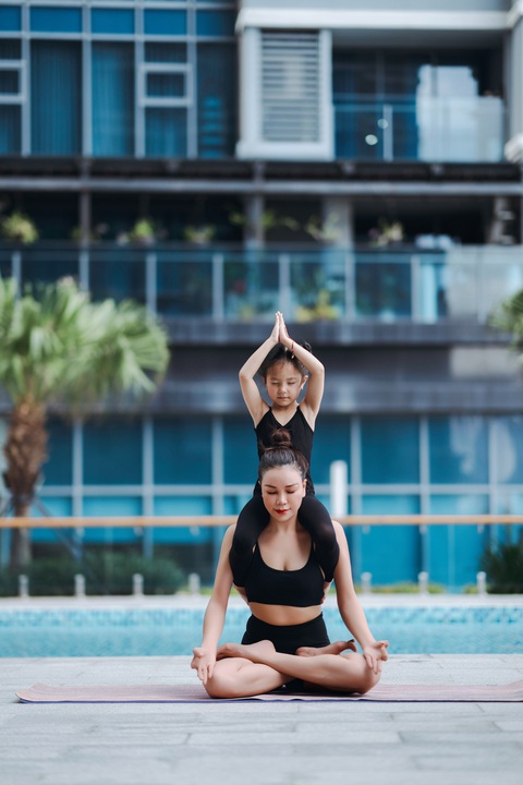 Con gái Trà Ngọc Hằng đáng yêu bên thảm tập yoga cùng mẹ- Ảnh 1. Trà Ngọc Hằng cho biết cô không ép con gái tập luyện giống mình. Mới đầu, cô chỉ hướng dẫn cho con những động tác đơn giản và cho bé tự do lựa chọn có tiếp tục tập hay không.