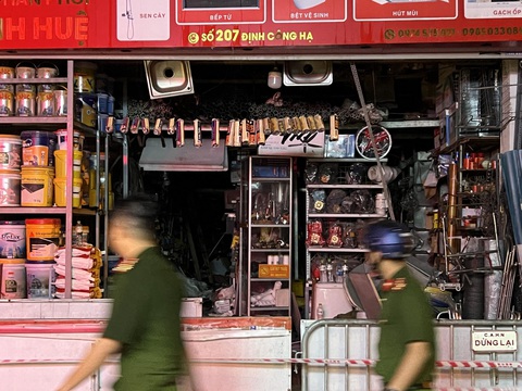 Khu vực tầng 1 bán nhiều mặt hàng, chỉ trừ 2 lối ra vào ngôi nhà - Ảnh: DANH TRỌNG Khu vực tầng 1 bán nhiều mặt hàng, chỉ trừ hai lối ra vào ngôi nhà - Ảnh: DANH TRỌNG