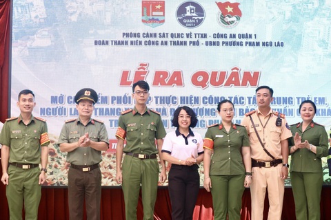 Ra quân xử lý người lang thang, chèo kéo du khách ở khu vực trung tâm TP.HCM- Ảnh 2. Việc tăng cường giải quyết, xử lý các trường hợp tập trung trẻ em, người xin ăn không có nơi cư trú ổn định để tránh không ai bị bỏ lại phía sau - Ảnh: KHẮC HIẾU