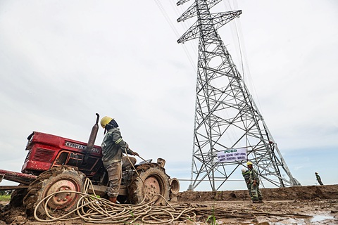 'Vượt nắng thắng mưa' thi công đường dây 500kV mạch 3- Ảnh 4. Chiếc máy cày được cải tiến thành máy kéo chuyên chở thiết bị phục vụ việc lắp đặt tại một cột điện 500kV mạch 3 ở huyện Hưng Hà (Thái Bình)