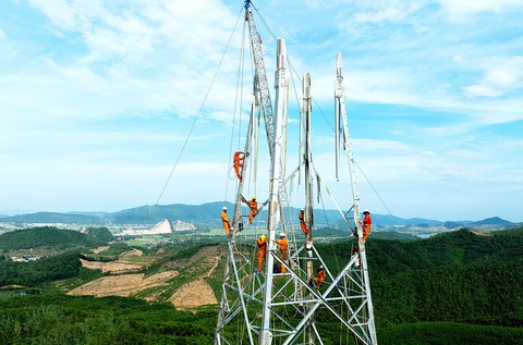 'Vượt nắng thắng mưa' thi công đường dây 500kV mạch 3- Ảnh 2. Công nhân treo mình thi công tại cột 41 thuộc địa phận huyện Nghi Sơn