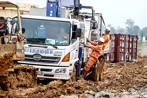'Vượt nắng thắng mưa' thi công đường dây 500kV mạch 3- Ảnh 9. Đội thi công cố gắng đưa thiết bị qua một con đường lầy lội bùn đất sau cơn mưa lớn tại huyện Thiệu Hóa, Thanh Hóa