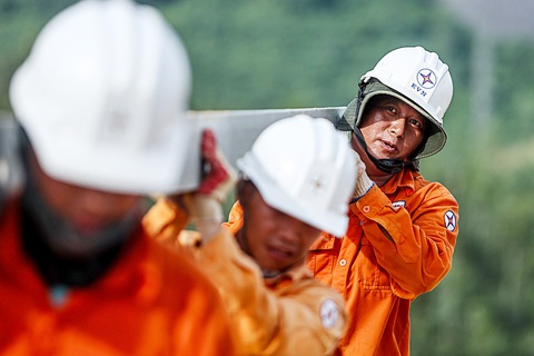 'Vượt nắng thắng mưa' thi công đường dây 500kV mạch 3- Ảnh 3. “Đội nắng” thi công tại cột 42 thuộc địa phận huyện Nghi Sơn (Thanh Hóa)