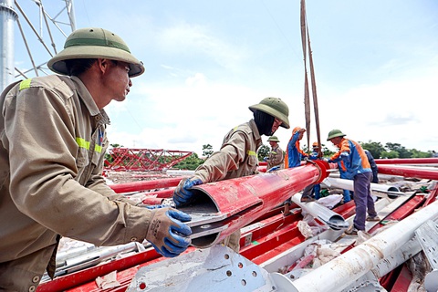 'Vượt nắng thắng mưa' thi công đường dây 500kV mạch 3- Ảnh 5. Giữa trưa nắng, công nhân vẫn miệt mài làm việc tại cột 120 kéo điện qua sông Hồng nối giữa hai tỉnh Nam Định và Thái Bình