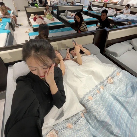 Ảnh vui 16-6: Nhìn là biết cần tuyển 'gấp' lắm rồi!- Ảnh 4. Đi du lịch mà còn được hướng dẫn viên cho nghỉ ngơi giữa giờ.