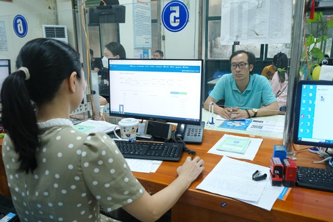 Cán bộ Bảo hiểm xã hội Hà Nội hướng dẫn người dân thủ tục liên quan tới chế độ bảo hiểm xã hội - Ảnh: HÀ QUÂN Cán bộ Bảo hiểm xã hội Hà Nội hướng dẫn người dân thủ tục liên quan tới chế độ bảo hiểm xã hội - Ảnh: HÀ QUÂN