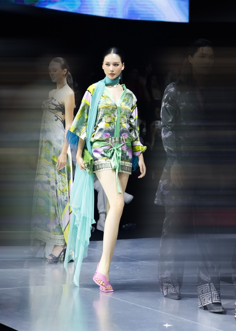 Bùi Quỳnh Hoa 'đại náo' sàn catwalk Vietnam International Fashion Week 2024- Ảnh 8. Trước đó, vào tối 13-6, hoa hậu Bùi Quỳnh Hoa cũng có màn biểu diễn bùng nổ trong trang phục mang đậm màu sắc văn hóa Việt Nam, nằm trong BST “Dragon” của NTK Maria Giovanna Costa đến từ Ý. Trong không gian đầy sôi động, sự xuất hiện của Miss Universe Vietnam 2023 cùng những bước catwalk thần thái khiến khán giả không thể rời mắt.