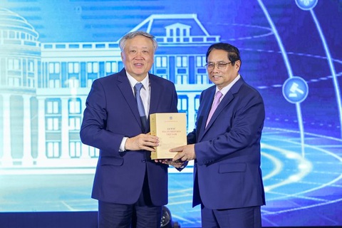 Thủ tướng: Ứng dụng chuyển đổi số để 100% tòa án đủ điều kiện xét xử trực tuyến- Ảnh 1. Chánh án Tòa án nhân dân tối cao Nguyễn Hòa Bình tặng Thủ tướng bộ sách lịch sử ngành tòa án - Ảnh: VGP