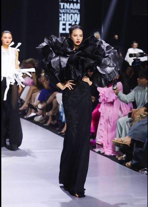 Bùi Quỳnh Hoa 'đại náo' sàn catwalk Vietnam International Fashion Week 2024- Ảnh 3. Bên cạnh đó, những bước đi uyển chuyển cùng cách tạo dáng ấn tượng của Miss Universe Vietnam 2023 cũng góp phần khiến cho màn trình diễn trở nên vô cùng mãn nhãn và khép lại BST một cách trọn vẹn, đong đầy cảm xúc.