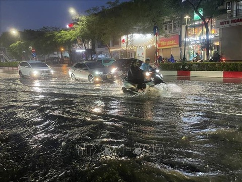 Cơn mưa dông từ ngoại thành kéo về trung tâm Hà Nội, cây cối ngã đổ- Ảnh 2. Đường Nguyễn Văn Cừ, quận Long Biên ngập sau nửa giờ mưa lớn - Ảnh: TTXVN