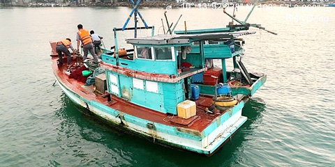 Tàu 3 không nên ngư dân im lặng nộp tiền cho bảo kê?- Ảnh 1. Lãnh đạo Chi cục Kiểm ngư tỉnh Kiên Giang thường xuyên tuần tra nhắc nhở ngư dân chạy tàu cá ba không - Ảnh: kiểm ngư cung cấp