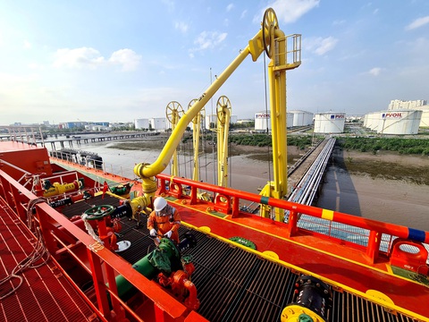 Nhập xăng dầu về một doanh nghiệp đầu mối ở TP.HCM - Ảnh: NGỌC HIỂN Nhập xăng dầu về một doanh nghiệp đầu mối ở TP.HCM - Ảnh: NGỌC HIỂN