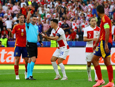 Vì sao Croatia mất bàn thắng, Rodri thoát thẻ đỏ?- Ảnh 1. Trọng tài Oliver rút thẻ vàng, thay vì thẻ đỏ cho Rodri - Ảnh: REUTERS