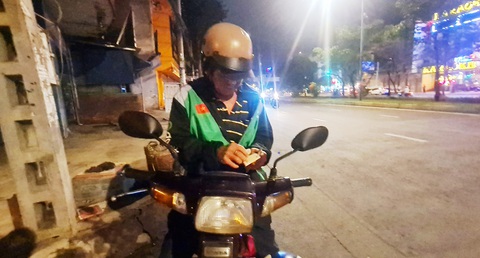 Mắt đã yếu, ông Anh Kiệt phải mãi mới thối được tiền Mắt đã yếu, ông Anh Kiệt phải mãi mới thối được tiền