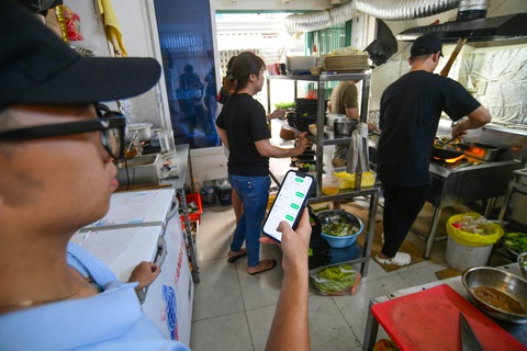 Nhiều quán ăn cho hay phải liên tục chi tiền quảng cáo để bán được hàng qua app - Ảnh: QUANG ĐỊNH Nhiều quán ăn cho hay phải liên tục chi tiền quảng cáo để bán được hàng qua app - Ảnh: QUANG ĐỊNH