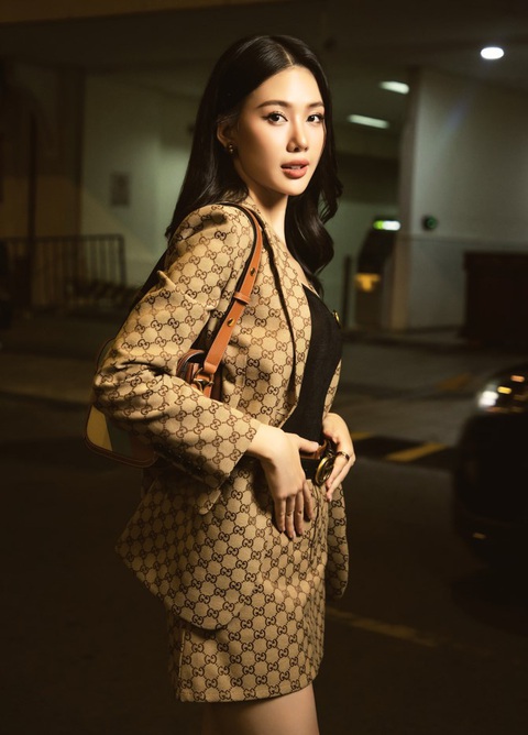 Bùi Quỳnh Hoa 'đại náo' sàn catwalk Vietnam International Fashion Week 2024- Ảnh 11. Nhan sắc Bùi Quỳnh Hoa ngày càng thăng hạng cùng gu thời trang ấn tượng, biến hóa liên tục, khi thì thanh lịch, sang trọng với “cây đồ hiệu”...