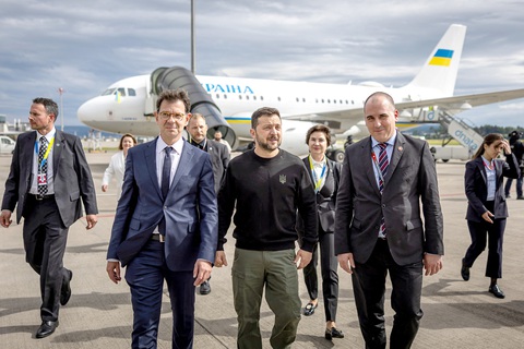 Nga đưa ra điều kiện cho hòa bình- Ảnh 1. Tổng thống Ukraine Volodymyr Zelenskiy (giữa) khi vừa xuống sân bay tại Zurich, Thụy Sĩ ngày 14-6 để dự hội nghị thượng đỉnh về hòa bình cho Ukraine - Ảnh: Reuters