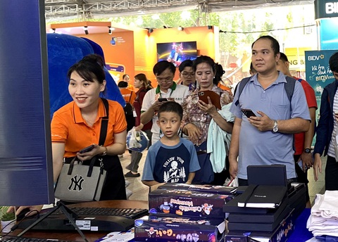 Khách hàng strair nghiệm Internet an toàn tại gian hàng FPT - ẢNH: TRANG UYÊN Khách hàng trải nghiệm Internet an toàn tại gian hàng FPT - ẢNH: TRANG UYÊN