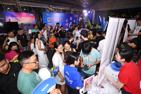 Hơn 100.000 lượt khách đến với Lễ hội Không tiền mặt 2024 - Ảnh 4. Hơn 100.000 lượt khách đến với Lễ hội Không tiền mặt 2024 - Ảnh 4.