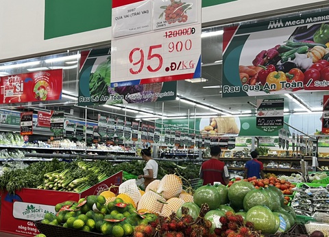 Giá vải thiều xấp xỉ giá thịt bò, dân TP.HCM cũng ngại ăn- Ảnh 3. Siêu thị MM Mega Market đang niêm yết giá bán lẻ vải thiều 120.000 đồng/kg, khuyến mãi còn 95.900 đồng/kg - Ảnh: M.M