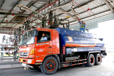Hiệp hội Xăng dầu: Cần cho thương nhân phân phối mua bán của nhau đề phòng trường hợp khan hiếm, không mua được xăng dầu từ doanh nghiệp đầu mối - Ảnh: NGỌC HIỂN Hiệp hội Xăng dầu: Cần cho thương nhân phân phối mua bán của nhau đề phòng trường hợp khan hiếm, không mua được xăng dầu từ doanh nghiệp đầu mối - Ảnh: NGỌC HIỂN