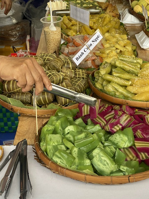Bánh cuốn ngọt đủ sắc màu được nhiều khách hàng quan tâm - Ảnh: Đỗ PHẠM MINH ANH Bánh cuốn ngọt đủ sắc màu được nhiều khách hàng quan tâm - Ảnh: ĐỖ PHẠM MINH ANH