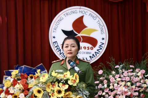 Ra quân xử lý người lang thang, chèo kéo du khách ở khu vực trung tâm TP.HCM- Ảnh 1. Thượng tá Hồ Thị Lãnh - phó trưởng Phòng PC06 - phát biểu tại buổi lễ - Ảnh: KHẮC HIẾU