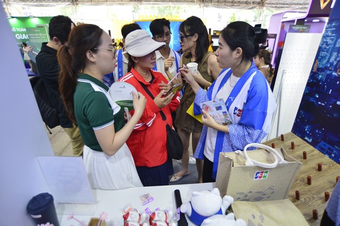 Xếp hàng săn mèo may mắn ở không gian trải nghiệm JCB tại Lễ hội Không tiền mặt- Ảnh 4. JCB chuẩn bị 1.400 phần quà dành tặng khách tham quan tại Lễ hội Không tiền mặt - Ảnh: QUANG ĐỊNH