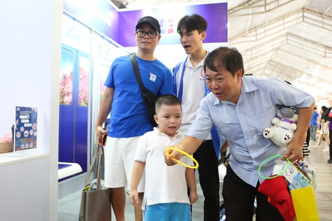 Xếp hàng săn mèo may mắn ở không gian trải nghiệm JCB tại Lễ hội Không tiền mặt- Ảnh 3. Khách tham quan thích thú chơi trò chơi ném vòng - Ảnh: PHƯƠNG QUYÊN