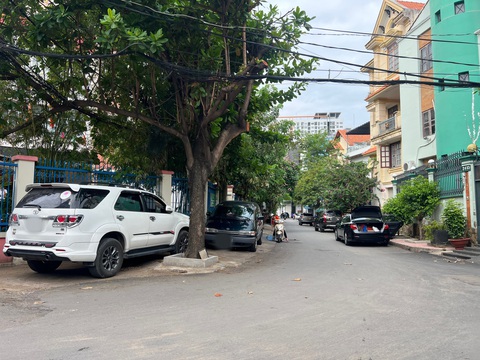 Ô tô lấn chiếm lòng lề đường trước ủy ban phường, phường nói không thể xử phạt- Ảnh 2. Ô tô bủa vây quanh trụ sở UBND phường 25, quận Bình Thạnh