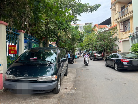 Ô tô lấn chiếm lòng lề đường trước ủy ban phường, phường nói không thể xử phạt- Ảnh 1. Biển