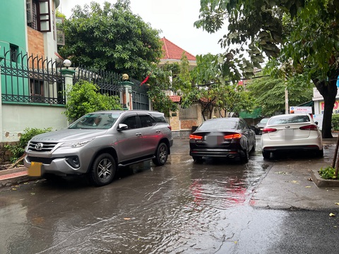 Ô tô lấn chiếm lòng lề đường trước ủy ban phường, phường nói không thể xử phạt- Ảnh 3. Hai chiếc ô tô đậu hai bên, chỉ còn một lối nhỏ để xe khác lách qua