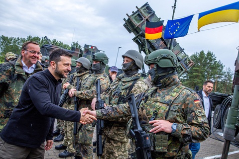 Tổng thống Ukraine Volodymyr Zelensky giao lưu với binh sĩ trong chuyến thăm khu huấn luyện quân sự ở Đức, nhằm tìm hiểu về quá trình huấn luyện binh sĩ Ukraine sử dụng hệ thống tên lửa phòng không Patriot, ngày 11-6 - Ảnh: REUTERS Tổng thống Ukraine Volodymyr Zelensky giao lưu với binh sĩ trong chuyến thăm khu huấn luyện quân sự ở Đức, nhằm tìm hiểu về quá trình huấn luyện binh sĩ Ukraine sử dụng hệ thống tên lửa phòng không Patriot, ngày 11-6 - Ảnh: REUTERS