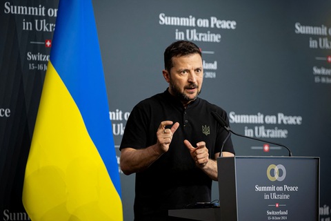 Ông Zelensky phát biểu trong cuộc họp báo bế mạc hội nghị hòa bình Ukraine ở Thụy Sĩ, ngày 16-6 - Ảnh: REUTERS Ông Zelensky phát biểu trong cuộc họp báo bế mạc hội nghị hòa bình Ukraine ở Thụy Sĩ, ngày 16-6 - Ảnh: REUTERS