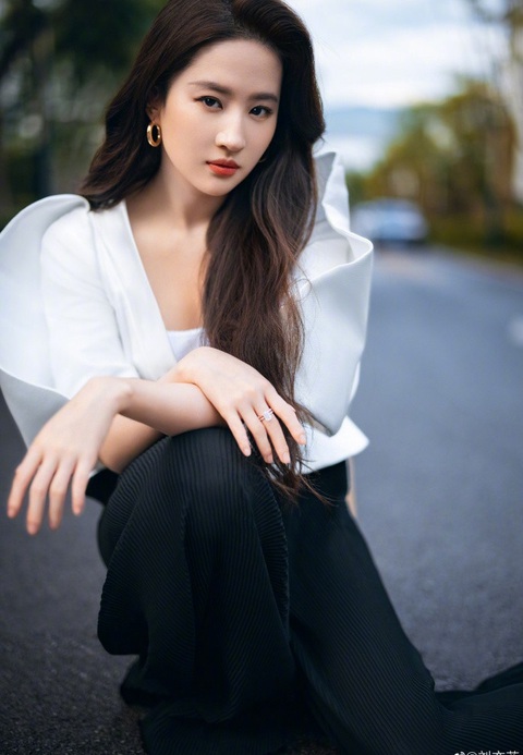 Lưu Diệc Phi: Thần tiên tỷ tỷ gây tranh cãi của showbiz Hoa ngữ- Ảnh 5. Đời tư của cô là câu chuyện luôn gây tranh cãi với công chúng - Ảnh: Sina