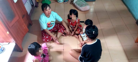 Những người dưng tốt bụng bên cạnh 5 mẹ con Năm mẹ con chị Miệp trong căn phòng trọ nhỏ