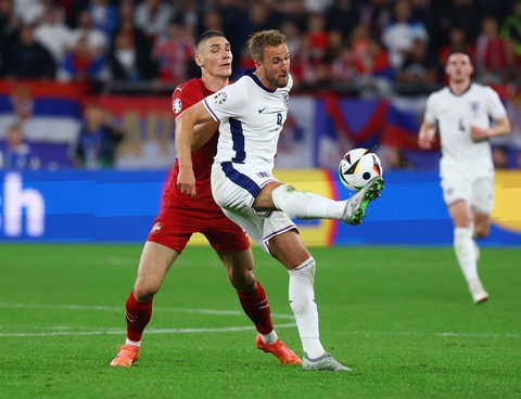 Thủ quân tuyển Anh Harry Kane giải tỏa áp lực bằng cờ vua- Ảnh 3. Harry Kane trong trận Anh thắng Serbia 1-0 tại Euro 2024