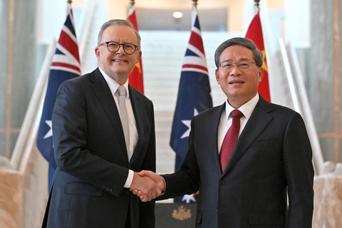 Thủ tướng Úc Anthony Albanese (trái) và Thủ tướng Trung Quốc Lý Cường tại Canberra ngày 17-6 - Ảnh: REUTERS Thủ tướng Úc Anthony Albanese (trái) và Thủ tướng Trung Quốc Lý Cường tại Canberra ngày 17-6 - Ảnh: REUTERS