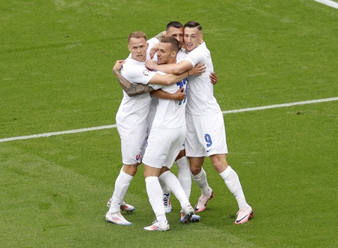 Bất ngờ lớn nhất Euro 2024: Slovakia đánh bại Bỉ 1-0- Ảnh 1. Tuyển Slovakia mừng bàn mở tỉ số trước Bỉ - Ảnh: REUTERS