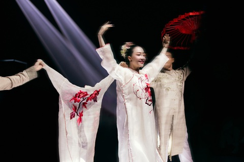 Nghệ sĩ múa Linh Nga nổi bật với bộ trang phục áo dài với phần cổ và thân áo được cách điệu hiện đại qua chi tiết thêu nổi đóa hoa đỏ rực - Ảnh: KIẾNG CẬN TEAM Nghệ sĩ múa Linh Nga nổi bật với bộ trang phục áo dài với phần cổ và thân áo được cách điệu hiện đại qua chi tiết thêu nổi đóa hoa đỏ rực - Ảnh: KIẾNG CẬN TEAM