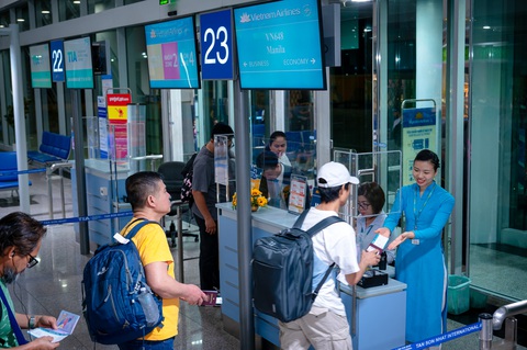 Hãng bay Việt Nam đầu tiên mở đường bay thẳng Philippines- Ảnh 1. Những hành khách trên chuyến bay thẳng đầu tiên từ Việt Nam sang Philippines ngày 17-6 - Ảnh: VNA