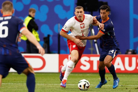 Cầu thủ từ chối đội tuyển Indonesia tỏa sáng ở Euro 2024- Ảnh 2. Tijjani Reijnders (phải) trong trận mở màn thắng Ba Lan ở Euro 2024 - Ảnh: AFP