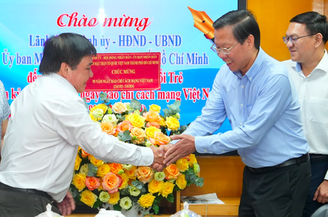 Chủ tịch Phan Văn Mãi thăm Tuổi Trẻ: 'Lễ hội Không tiền mặt phải là sự kiện thường xuyên của TP.HCM'- Ảnh 3. Chủ tịch UBND TP.HCM Phan Văn Mãi và Tổng biên tập báo Tuổi Trẻ Lê Thế Chữ - Ảnh: HỮU HẠNH