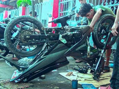 Ảnh vui 17-6: Ai rồi cũng khác- Ảnh 2. Sửa xe máy theo cách xe đạp.