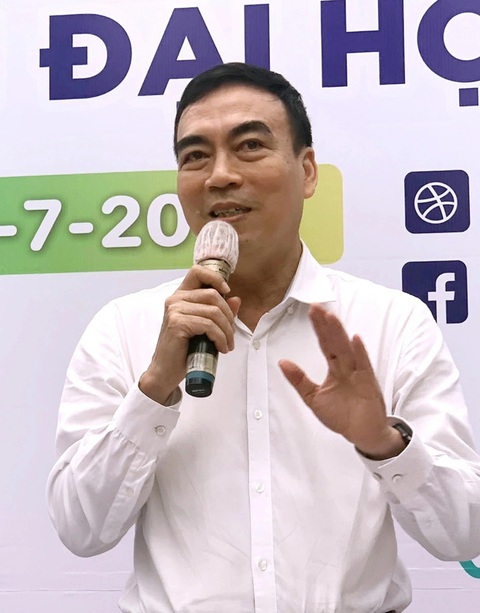 Hàng trăm trường đại học tham dự Ngày hội Lựa chọn nguyện vọng xét tuyển đại học 2024- Ảnh 2. TS Phạm Tấn Hạ tư vấn trực tiếp cho thí sinh và phụ huynh tại Ngày hội lựa chọn nguyện vọng xét tuyển đại học, cao đẳng 2023 - Ảnh: TRẦN HUỲNH